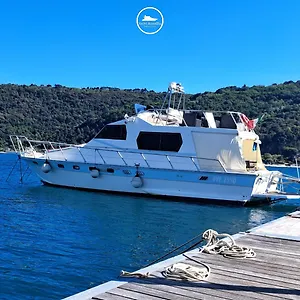  Botel Yachtannablu